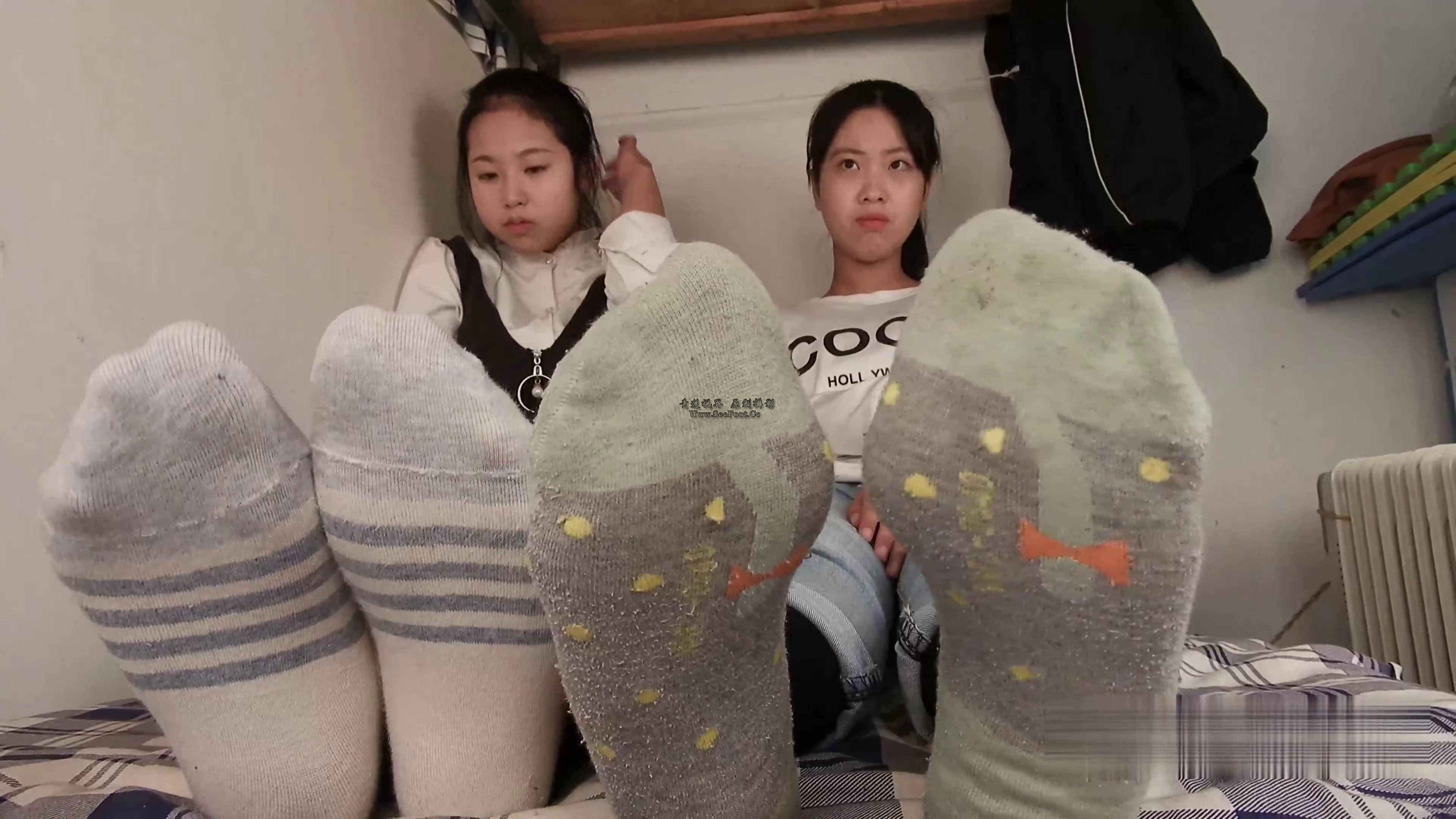 （4K）两位高中生宿舍内秀美脚 棉袜裸足[00-01-49][20240127-195124815].jpg