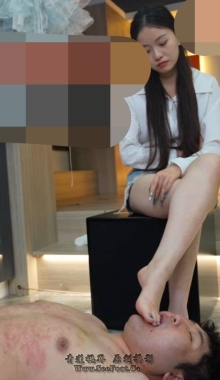 【网友作品】大口吞吃19岁小美女维C的脚丫