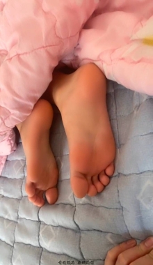 【精神小妹】溜进女生宿舍 甜吃多双熟睡的嫩脚丫