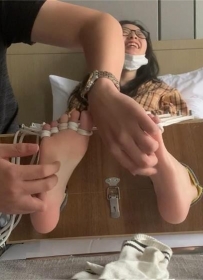 【网友原创】甜美怕痒格子衫眼镜妹子 牛仔裤精致白袜脚底TK挠玩-1080P[1.9G53分钟]