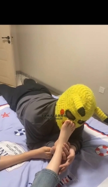 【精神小妹】闻甜两位素人学生妹的白袜脚丫