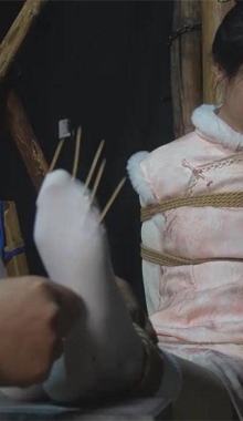 【绞索花开】旗袍美女吞下发报秘件 面对特务各种刑具 TK挠脚体罚虐足[1.59G/44分钟]