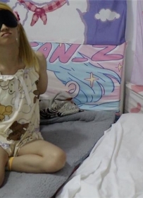 【荷仙】双马尾妹子欣妹睡前故事 TK敏感怕痒脚丫只能笑着求饶-1080P[2.06G/30分钟[