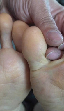 【南国足艺】把玩熟女萍姐有味道的脚丫，她非常享受，有年份的脚真不一样！4K