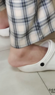 自习室偶然收获嫩脚小学妹