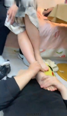 【网友作品】绿帽伺候情侣小皮鞋白袜