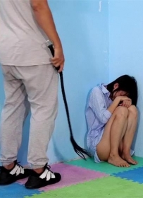 【网友作品】不听话的老婆就得好好TK脏脚底-1080P[1.49G/35分钟]