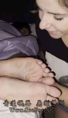 【女女】半夜潜入姐姐寝室 陶醉享受嫩足！