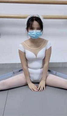 极限折磨芭蕾少女一字马钻脚心压脚背到红温抽筋晕厥