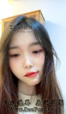 【网友作品】颜值可爱女生运动鞋白袜捂脸玩脚[805MB/57分钟]