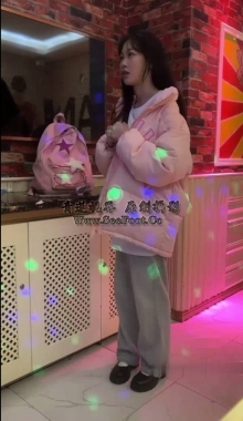 真实约拍江南可爱妹子在KTV换上女仆装拍脚玩足！