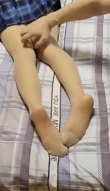 【墨色】jk妹子被入室强行摸足玩弄